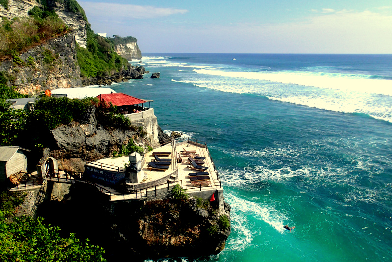 Улувату бали. Улувату Бали фото. Uluwatu Beach. Uluwatu Cliffs in Bali in Indonesia..